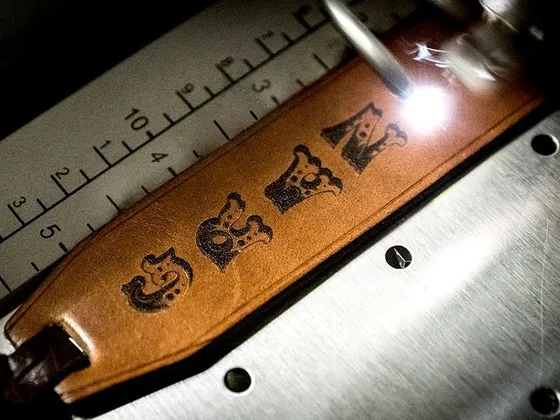 Un ruban adhésif avec la date 02-09-86, un instrument à utiliser pour mesurer, sur une surface métallique.