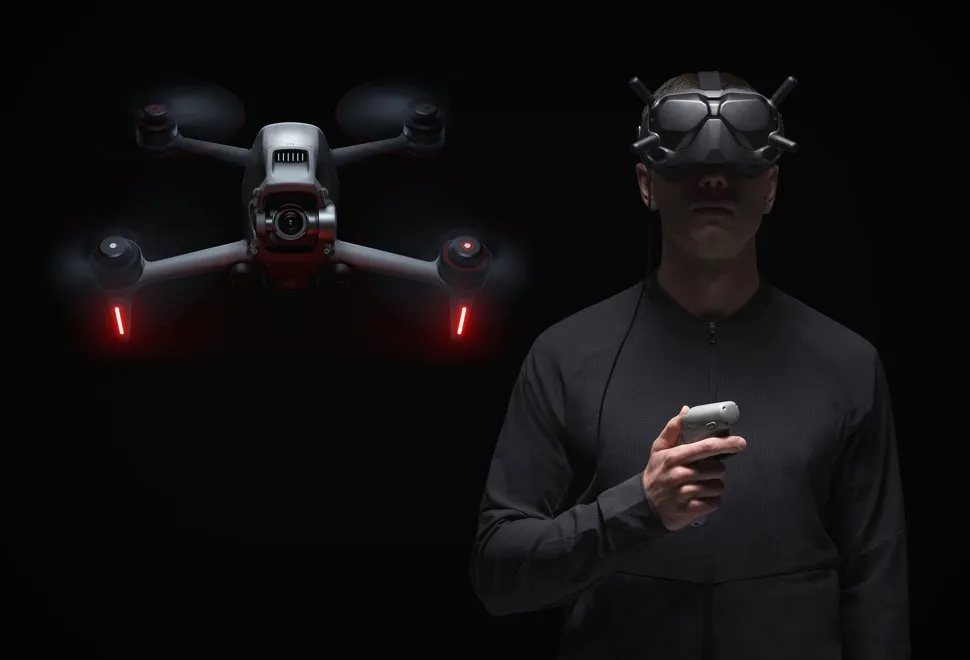homme avec casque noir manipulant drone avec manette