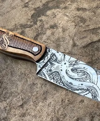 Couteau de chasse avec une lame en acier estampée de motifs de pieuvres, manche en bois avec détail en cuiraje