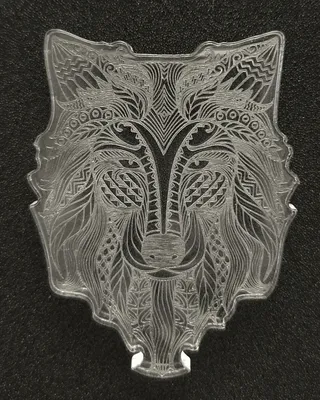 Motif en verre transparent représentant un visage de loup avec un design complexe et détaillé.