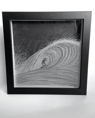 Une peinture monochrome représentant un surfeur chevauchant une grande vague.
