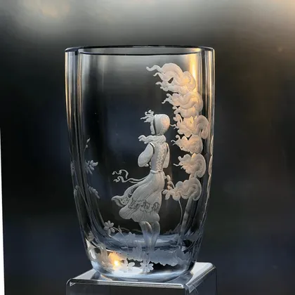 Verre en cristal gravé avec une figure féminine traditionnelle et des nuages