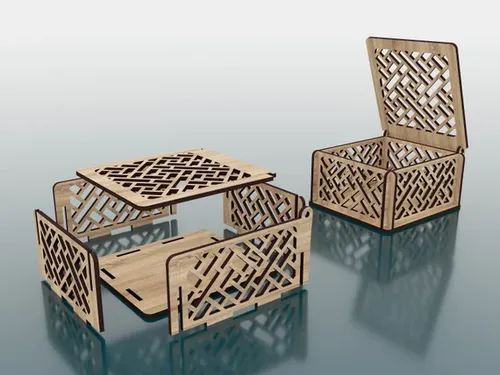 Mobilier en bois à motifs géométriques découpés : table et deux chaises.