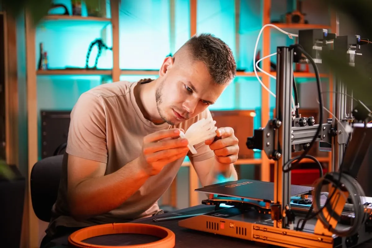 personne examinant sa création imprimé en 3D