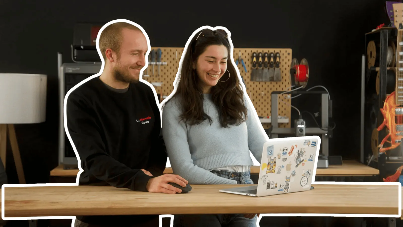 Deux apprenantes travaillant sur un ordinateur portable dans un atelier de La Nouvelle École