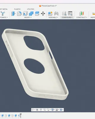 Une modélisation 3D d'une coque de téléphone en blanc, vue dans le logiciel Fusion 360.