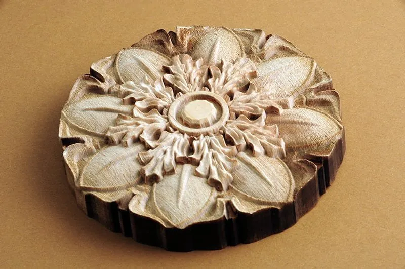 jolie fleur gravé sur du bois