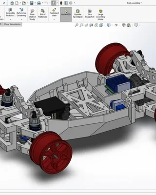 Un modèle 3D d'une voiture télécommandée en cours de conception dans SOLIDWORKS, montrant le châssis, les roues et différentes pièces mécaniques.