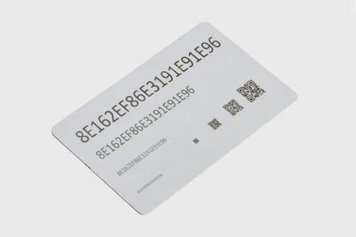 Carte plastifiée avec QR code et logo gravés au laser.