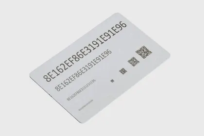 Une carte d'embarquement ou de transport avec un code QR et un numéro de réservation.