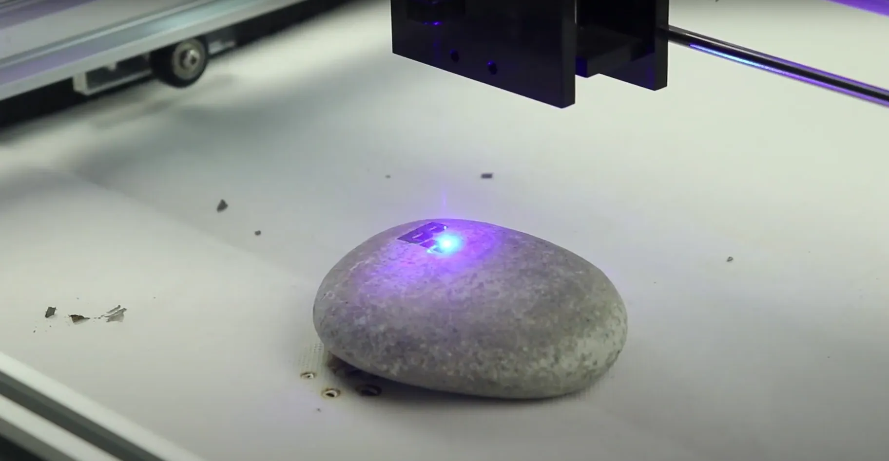 laser violet de machine sur pierre