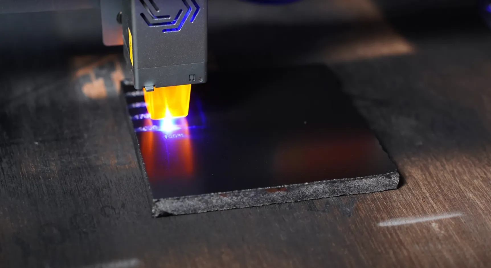 machine en train de graver ecriture sur pierre