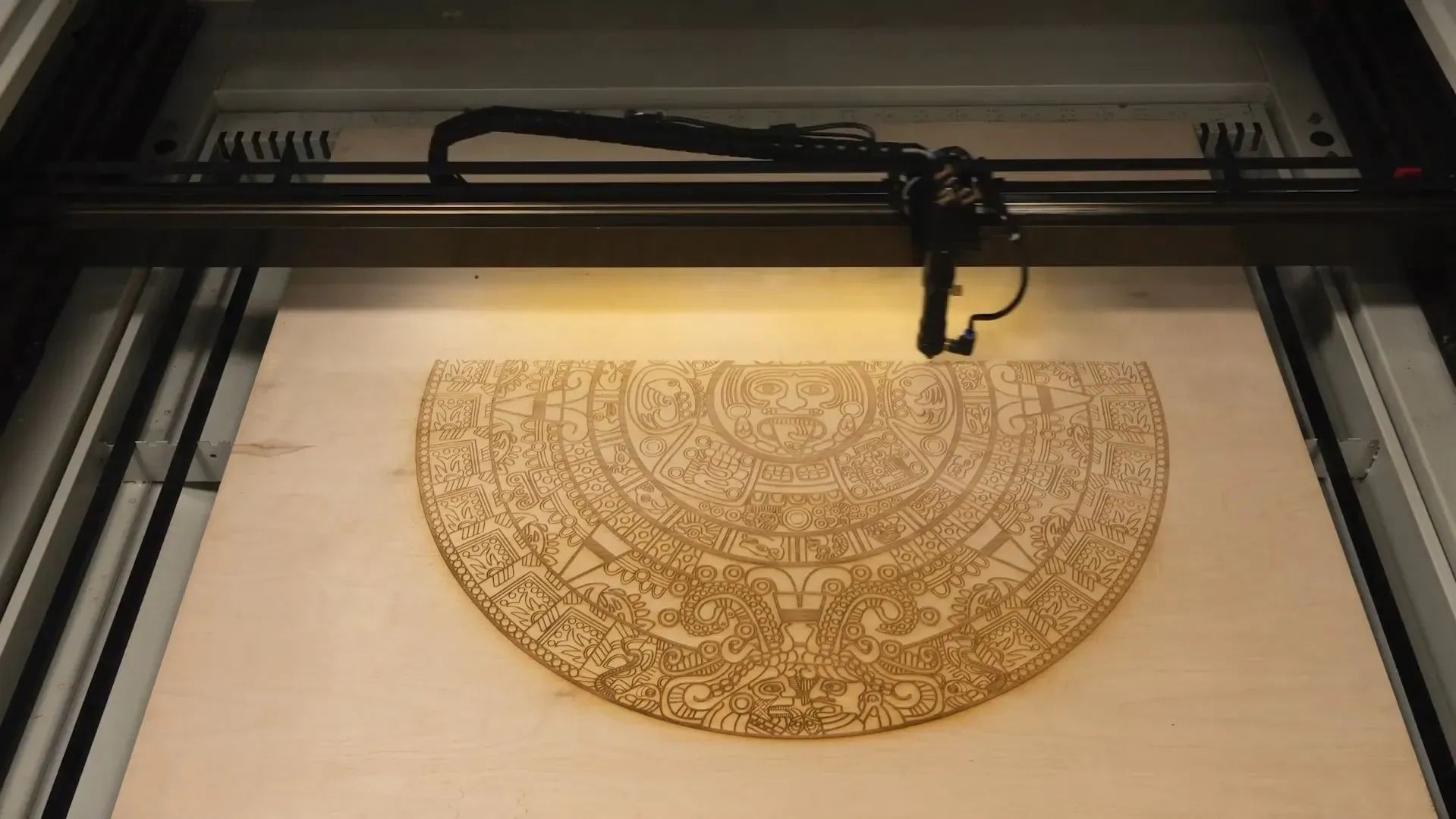 machine gravure laser en marche pour création de motif