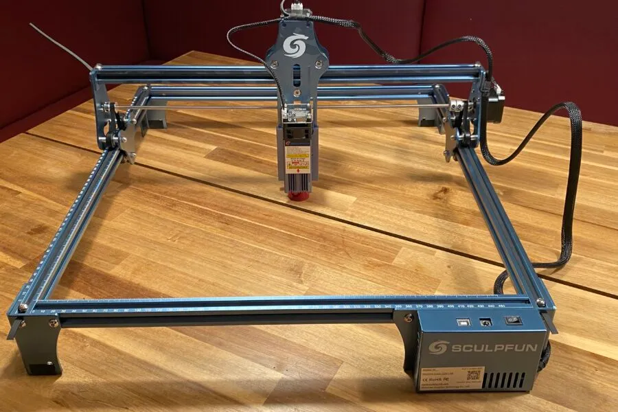 machine gravure laser posé sur table