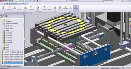 Modèle de conception assistée par ordinateur d'une machine avec plateforme circulaire jaune et composantes mécaniques.
