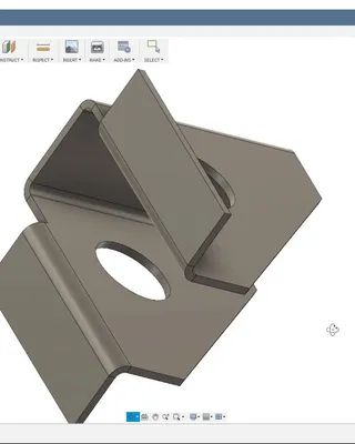 Modèle 3D d'une pièce métallique avec une découpe centrale circulaire dans un logiciel de conception assistée par ordinateur.
