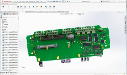 Une carte électronique verte avec divers composants électroniques, connecteurs et passages de câbles, affichée dans le logiciel SOLIDWORKS.