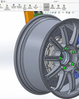 Modélisation 3D d'une roue de voiture avec un design à rayons dentelés et un système de fixation, dans SOLIDWORKS.
