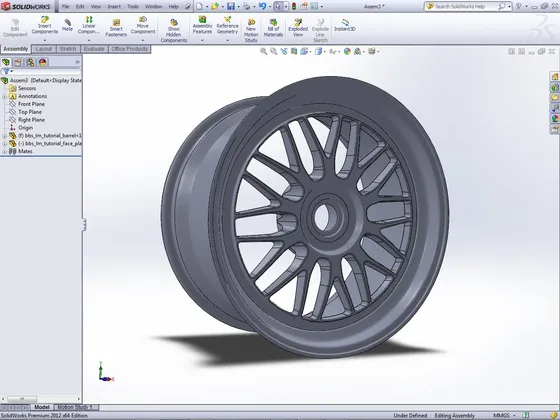 Modélisation 3D d'une roue de voiture avec rayons en logiciel SolidWorks.