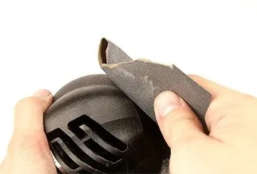 Ponçage d'une pièce d'impression 3D - papier abrasif