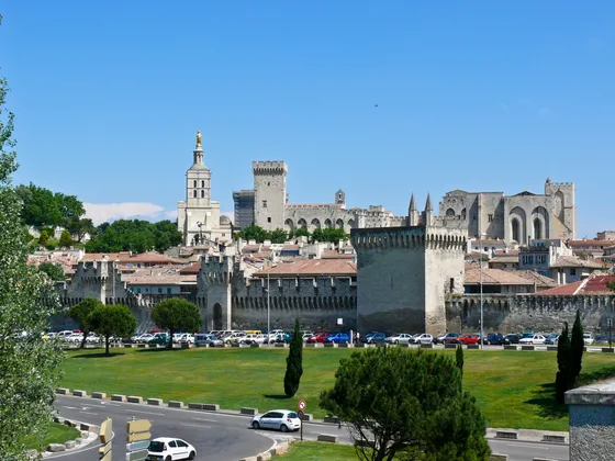 Vue de la vieille ville de Aix-en-Provence avec ses remparts, cathédrale et château sur fond de ciel bleu.
