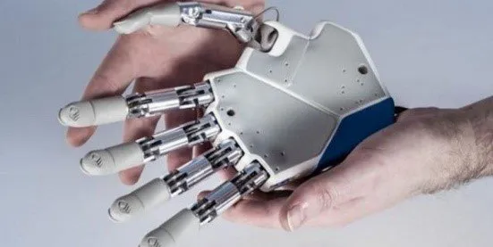 prothèse médical d'une main, imprimé en 3D