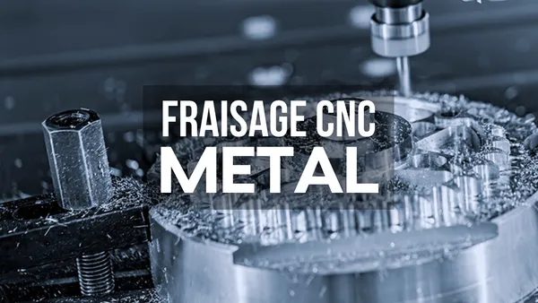Moulin à CNC en action en train de fraiser un métal avec des copeaux métalliques. La phrase "FRAISAGE CNC MÉTAL" superposée à l'image.