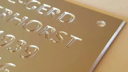 Plaque en métal avec inscriptions en relief, comprenant des mots tels que 'REGISTER', 'SHORTHAND' et une séquence de chiffres.