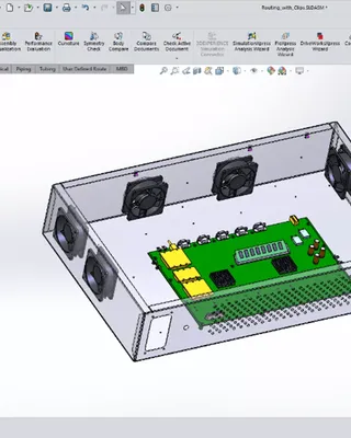 Conception 3D d'un boîtier électronique avec ventilateurs, circuit imprimé vert, connecteurs et composants électroniques dans un logiciel de modélisation SOLIDWORKS.