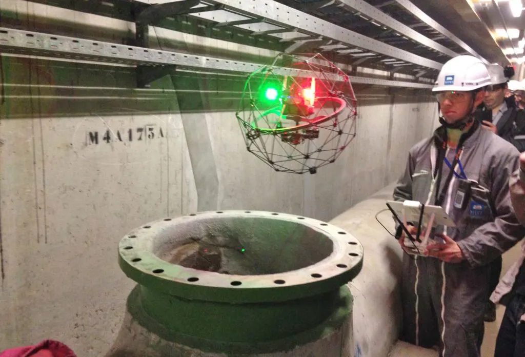 technicien en train de contrôler un drone