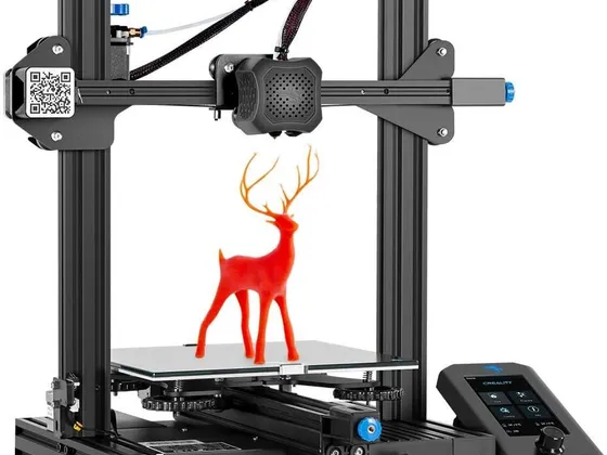 Une imprimante 3D avec un modèle d'élan rouge imprimé en cours d'impression.