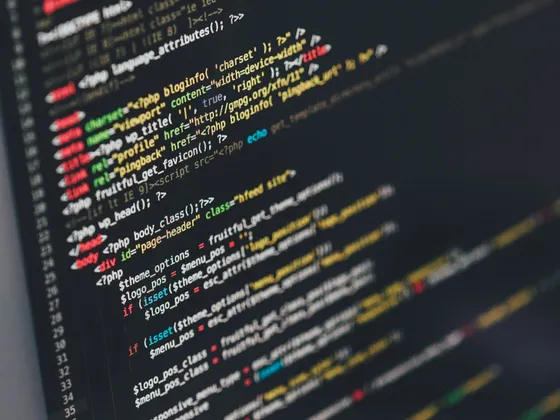 Capture d'écran d'un code informatique affiché sur un écran d'ordinateur avec coloration syntaxique