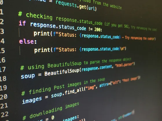 Code informatique en Python avec des commentaires en anglais, affichant une condition pour vérifier le code de statut de la réponse et analyser le contenu de la réponse à l'aide de BeautifulSoup.