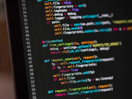 Code Python coloré sur un écran d'ordinateur.