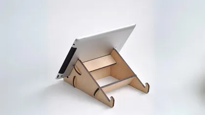 Support en bois pour ordinateur portable avec compartiments de rangement, placé sur un fond blanc.